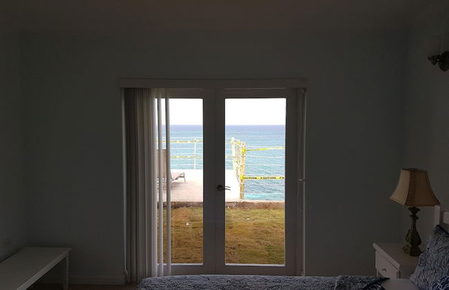 Je Suis Jamaica - 4 B R Beachfront Villa w Staff - Photo 45