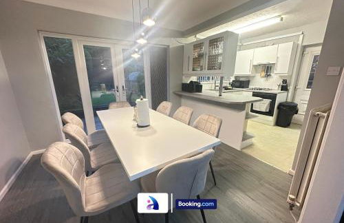 Spacious 3 BDR By Avalora Short Lets & Serviced Accommodation Queensway With Big Garden, Near Train Station, Airport & Large Driveway - Photo 14