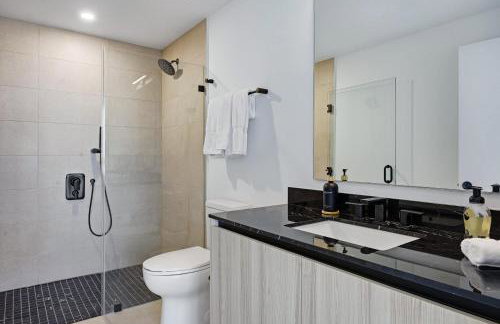 Upscale Downtown Condo Pool Gym & Skyline Views - Foto 35