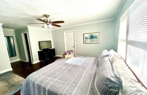 Downtown Charm, 3 Bdr, Near Rest and Bars - Photo 21