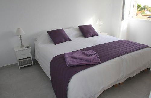 Modern 4 bedroom villa, air-conditioning, swimming pool, private gardens - Photo 13