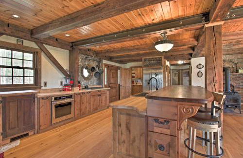Timeless Red Sox Retreat with Scenic Mountain Views! - Foto 9