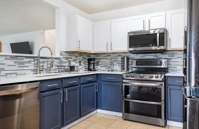 Spacious 4BR Home With Pool in Indianapolis - Foto 17