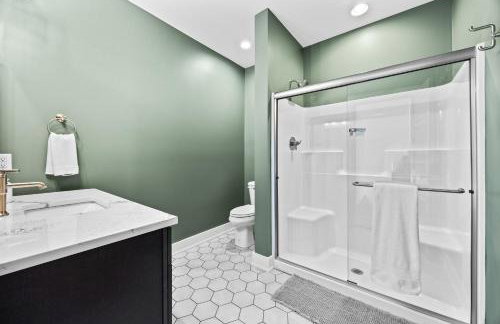 NEW Spacious Clarkson Getaway w Games & Yard - Foto 49