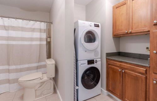 Large Luxury Home with Media Room and Game Room - 10 mins to Campus & Stadium - Foto 57