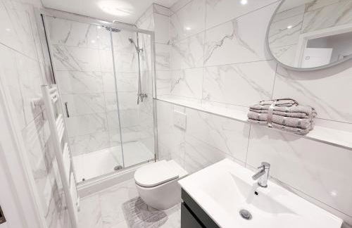 Spacious Modern 1 Bed Apartments in St Neots - Perfect for Contractors & Professionals - Free Parking - WiFi - Fully Equipped Kitchen - Smart TV Ideal for Work Stays and Long Projects - Foto 6