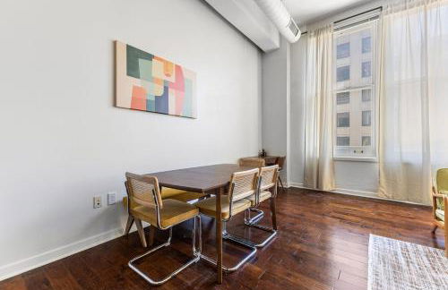 2BR Downtown Gem with Arcade games! - Sleeps 7 - Near Convention Center - Stadium - Photo 6