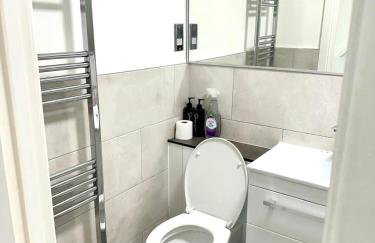 Charming Two-Bedroom Retreat-Garden Oasis Near Central London & Transport Links - Foto 20