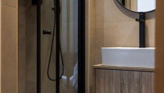 Flatzy - Prime City Apartment with Free Parking & Ping Pong Table - Foto 5, Shower