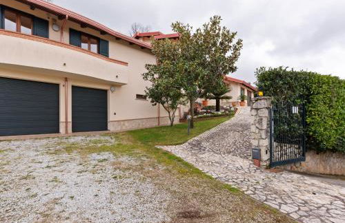 Valley View Villa in San Mango D'aquino with Hot Tub - Foto 19