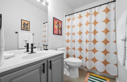 NEW! Stylish Home Arcade & Fireplace Sleeps 10 - Foto 17