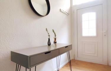 Flair-Apartments 'Apartment nähe Schlosspark', 300 m Bahnhof, Innenstadt Bad Salzuflen Stadtteil Schötmar, für Urlaub oder Geschäftsreise, separater Eingang, 24 Std Check-in,WLAN, Streaming-Fernseher, Küche, Regendusche, Doppelbett, 2 Schlafsofa - Foto 22