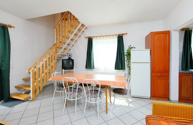 6 bedroom House in Balatonszárszó with garden and terrace - Photo 9