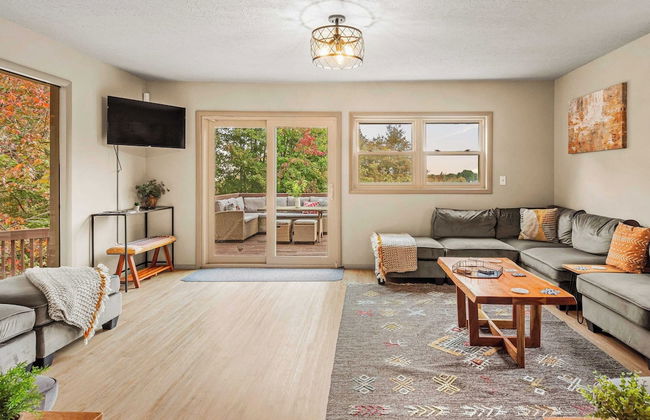 Emerald Bluff by Avantstay Lake Views, Deck, Fire Pit, Game Room - Photo 18