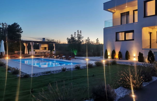 Modern Villa With Private Heated Pool and Lounge Area for a Relaxing Stay - Foto 27