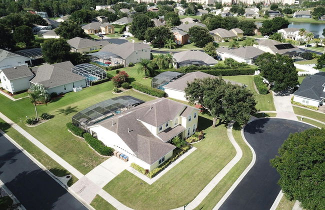 Fantastic 7 Bed 6 Bath in Prestigious Gated Comm - Foto 64