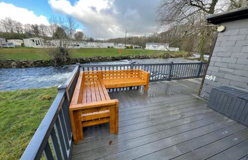 Stunning 3 Bed Riverside Cabin in Snowdonia - Photo 2