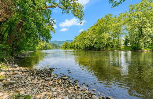 Cute Riverside Cabin w Hot Tub Fire Pit & Kayaks - Foto 23
