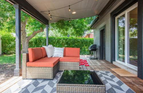 Mid-Mod Marvel Central Game RmWet Bar Patio - Foto 23