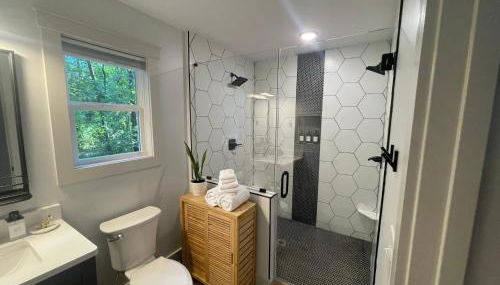 6 miles from Helen Couples Shower Private Fire Pit - Foto 2, towels, Shower