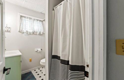 Walk to the Beach! - Free Parking - Fire Pit - Photo 38