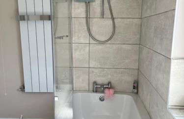 4 bedroom, sleeps 8, 30 seconds from beach, games table - Foto 21