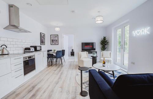 Stylish new-build, free parking, 20-minute walk to city centre - Photo 1