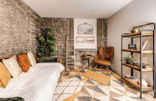 Bohemian Vieux Quebec Two Bedroom - Photo 15