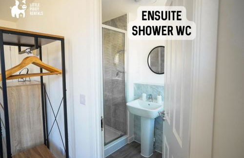 Central 2 Bedroom Flat with 2 Parking Spaces, Quiet and Modern Stay - Foto 10