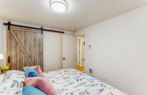 2 Mi to Campus! Family Home with Game Room in Eugene - Photo 16