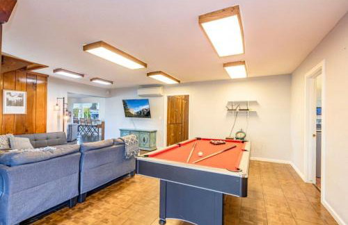 Sierra Vista by Willowbend Creek and waterfalls, Sleeps 16, with Hot tub, Play Yard, Arcade - Foto 8