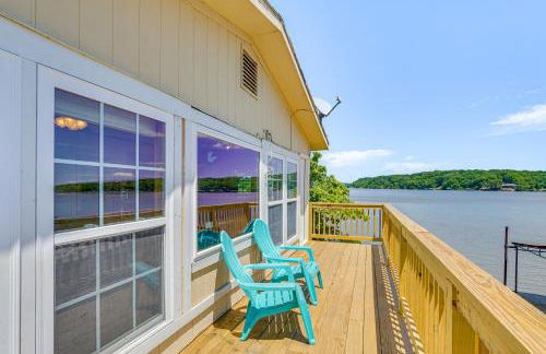 Deck with Covered Dock! Lakefront Ozark Cottage - Foto 15