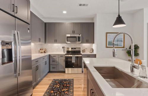 Polished Contemporary 2BR 2BA Private Balcony - Foto 39