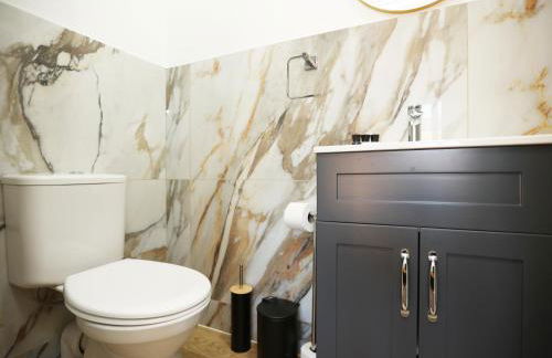 Gloucester Rd By N And N Stays, Newly Refurbed 6 Bed all ensuite house by N And N Stays Ltd, Perfect for contractors and Corporate stays, Close to YTL Arena Site, Pvt Parking for Vans and and work vehicles, Wifi - Foto 37