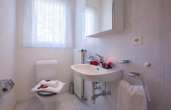 Villa in Bissone with swimming pool and garden - Photo 12