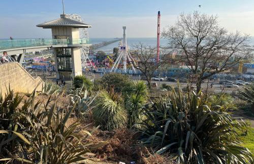 Sunny Beachside Apt with Free Parking - Foto 33