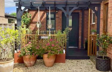 The Snug in Cheltenham, Leckhampton - A Cosy & Unique Space - Photo 1