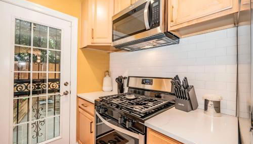 Charming Two-Master Queen Bedroom in Washington DC - Foto 5, stove
