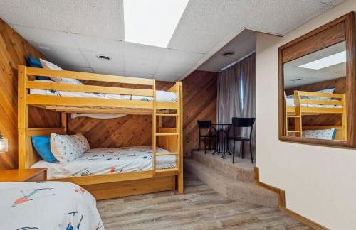 Large 2 Floor Condo, Pool Pass, Beach Club, walk to Shanty Creek - Foto 20