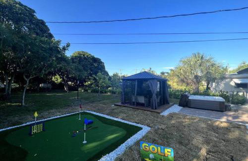 Modern Tropical Oasis with Arcade, HotTub & MiniGolf - Foto 18