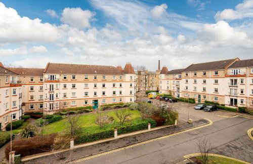 Stylish 2-Bed Flat with Balcony Near Haymarket - Pass the Keys - Foto 44