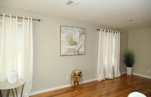 Grace Filled Apartment in Newark - Photo 23