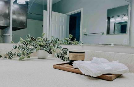 Cozy and Quiet, with Easy Access & Private Garage - Foto 6