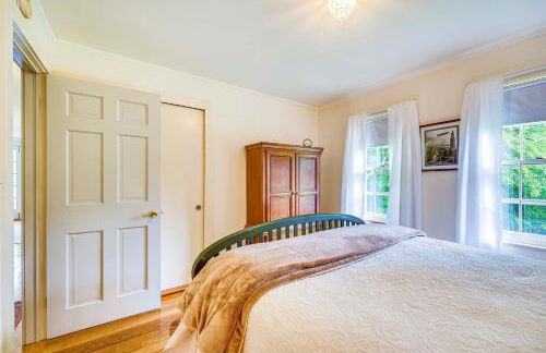 Ambient Manchester Village Abode with Deck and Pond! - Foto 18