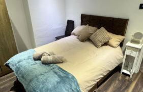 Spacious 3 Bed House with Garden & Free Parking - Foto 2