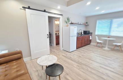 Paradise Park Newly built studio with king bed - Photo 5