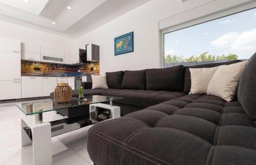 VILLA GEORGE z ogrevanim bazenom in vrtno kuhinjo - Foto 39