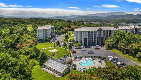 Smoky Mountain View Condo- Hot Tub, Indoor Pool, Walking Path, Playground - Foto 4
