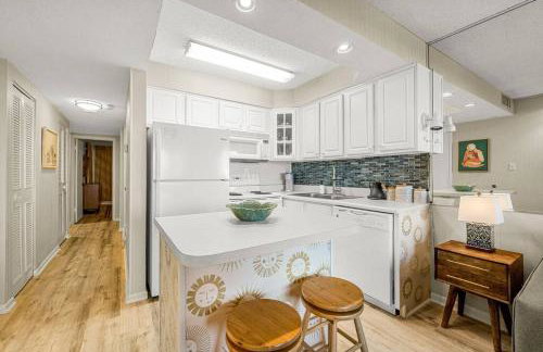 Fun cozy beach retreat! Steps to beach, heated pool & pickleball - Foto 38