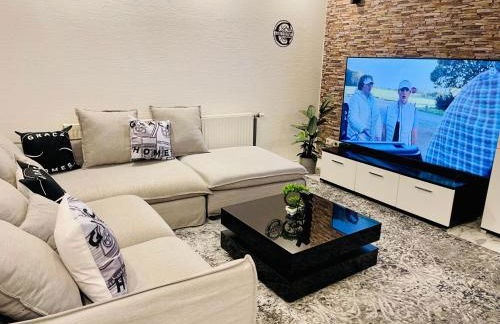 GHomeT - 6 Zimmer Wohnung with parking - Up to 10 guests - Monteur, Handwerker & Large family welcome - Foto 1